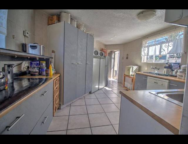 3 BEDROOM SIMPLEX FOR SALE IN VAN RIEBEECK PARK